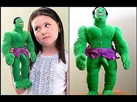 Gente, o que é isso? O incrível Hulk indecente mostrando as partes íntimas. Olha a carinha que a menina faz pra ele 
