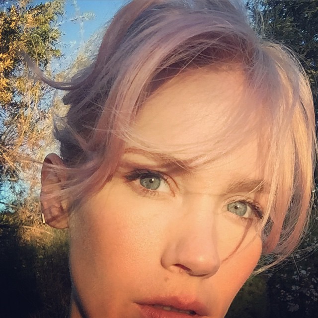 Agora (ela pintou o cabelo de um tom de rosa bem fraquinho)