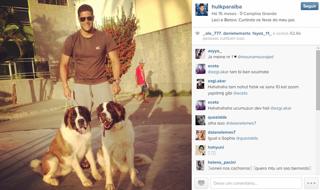 O atacante Hulk tem uma dupla de cães da raça São Bernardo