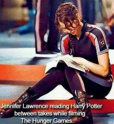 Tem mais fã de Harry Potter: Jennifer Lawrence lendo um dos livros do personagem, durante intervalo de filmagens