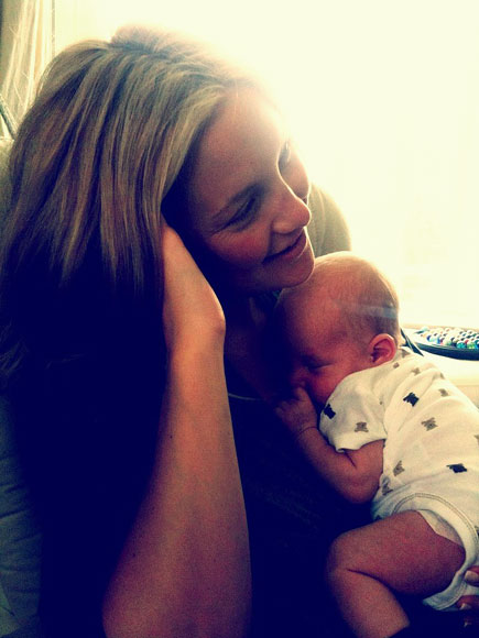 A hora da soneca é um momento de ouro no Twitter: aqui o bebê Bing, de Kate Hudson com o roqueiro Matthew Bellamy, nascido no dia 9 de julho de 2011, estreia na vida social no aconchego da mamãe