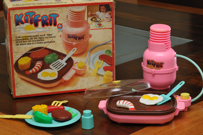 Esse brinquedo tem dois problemas: incentiva a fritura na alimentação das crianças (ovo, hambúrguer e salsicha). E ele também é considerado um brinquedo machista, já que foi criado para doutrinar as meninas na cozinha 