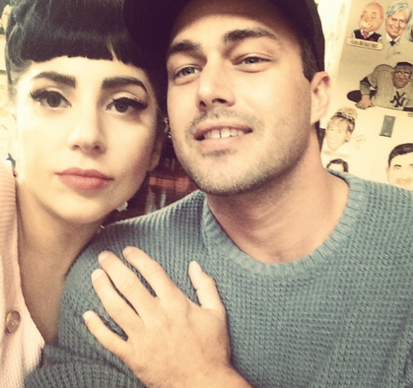 Lady Gaga e o noivo Taylor Kinney; Em breve chegará a vez dela jogar o buquê.