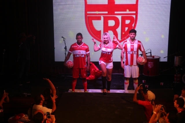 Mendigata faz sucesso durante apresentação do novo uniforme do CRB