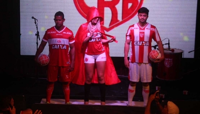 Mendigata faz sucesso durante apresentação do novo uniforme do CRB