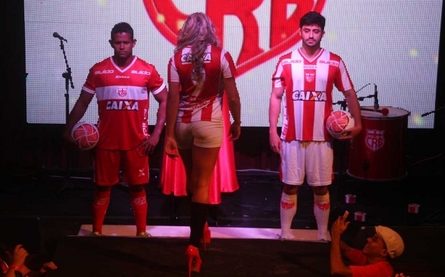 Mendigata faz sucesso durante apresentação do novo uniforme do CRB