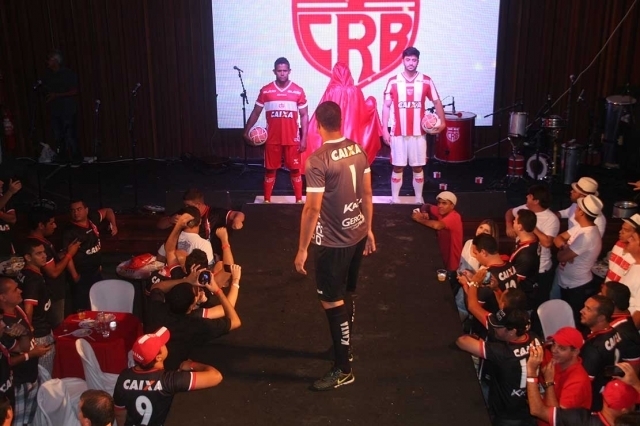 Mendigata faz sucesso durante apresentação do novo uniforme do CRB