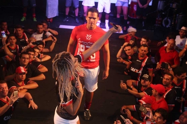 Mendigata faz sucesso durante apresentação do novo uniforme do CRB