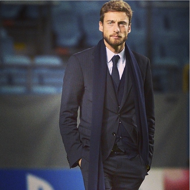 Até mesmo antes de começar as partidas, Marchisio não abre mão do terno no gramado