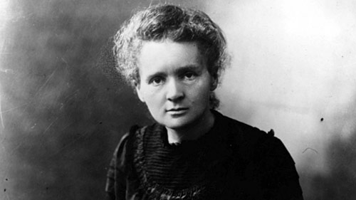 Marie Curie foi um dos grandes nomes femininos do mundo, tendo sido a primeira mulher a ganhar um Prêmio Nobel (em 1903), sendo que até agora, apenas 44 mulheres receberam o prêmio (contra 791 homens). Ela também é a única ganhar dois Prêmios Nobel em categorias científicas diferentes (física, em 1903, e química, em 1911).