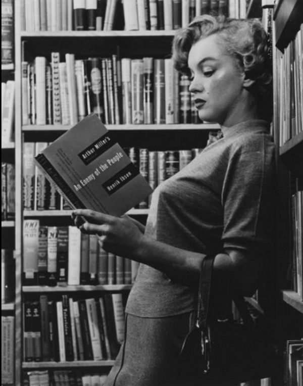 Nesta outra imagem, Marilyn surge lendo 