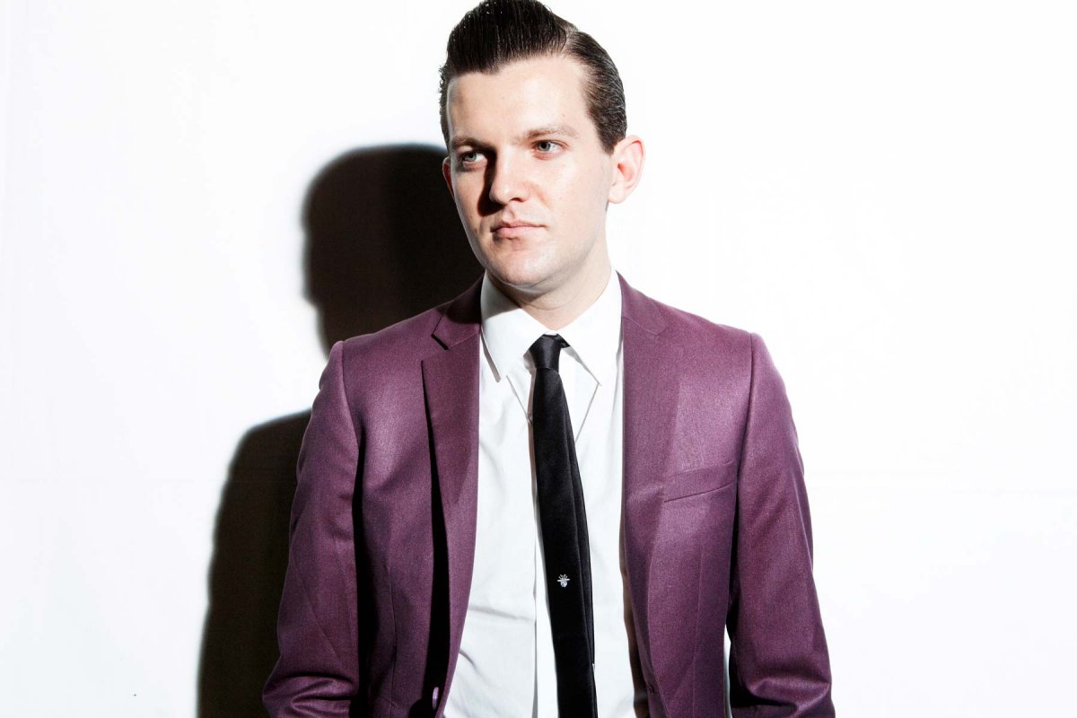 Dilllon Francis é cavalheiro, bem arrumado e moderno ao mesmo tempo. É um dândi.