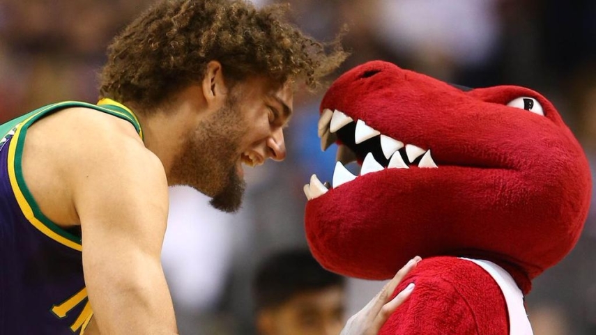 Robin Lopez e as tretas com os mascotes da NBA