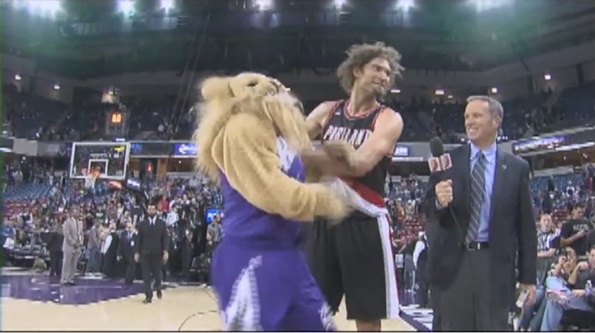 Robin Lopez e as tretas com os mascotes da NBA