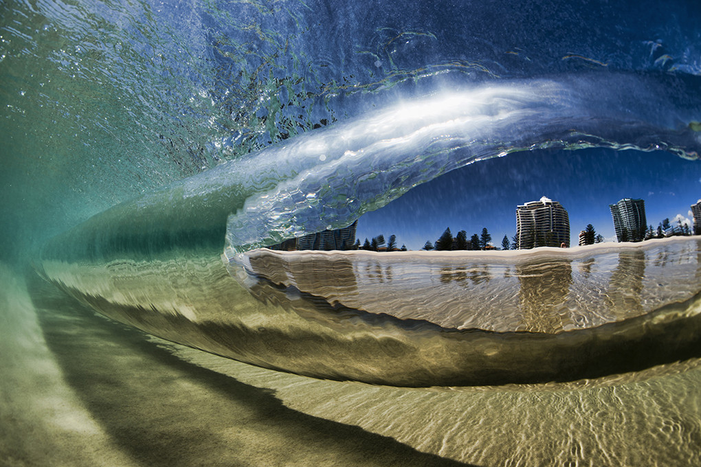 O fotógrafo Ray Collins trocou as minas de carvão pelo oceano, e está lançando seu primeiro livro com essas imagens incríveis das ondas australianas.