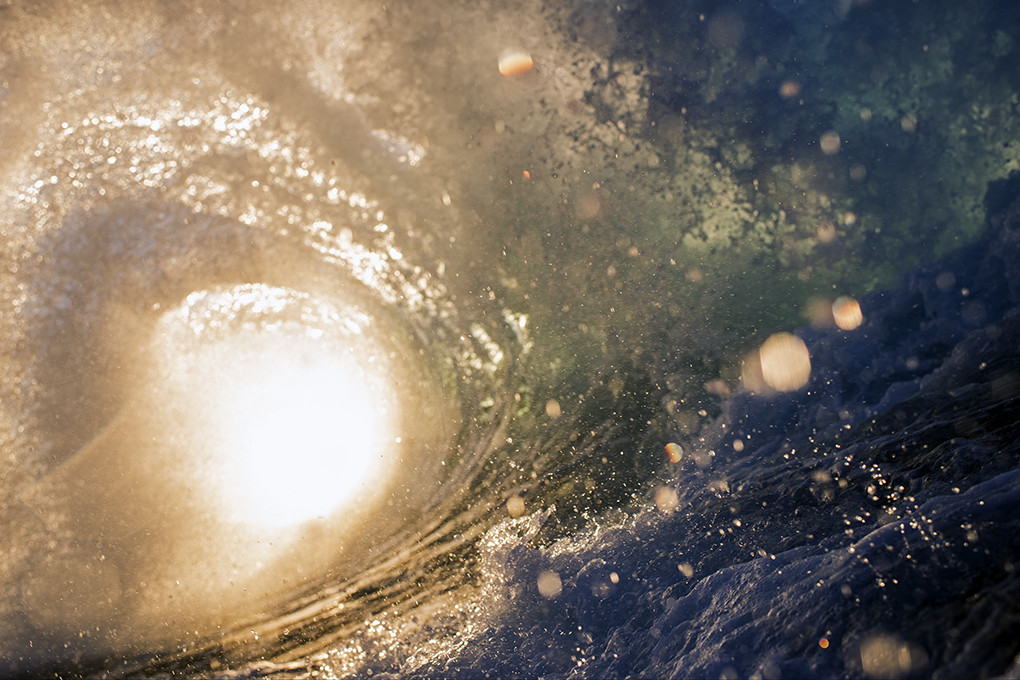 O fotógrafo Ray Collins trocou as minas de carvão pelo oceano, e está lançando seu primeiro livro com essas imagens incríveis das ondas australianas.
