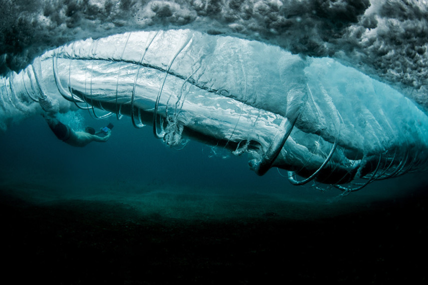 O fotógrafo Ray Collins trocou as minas de carvão pelo oceano, e está lançando seu primeiro livro com essas imagens incríveis das ondas australianas.