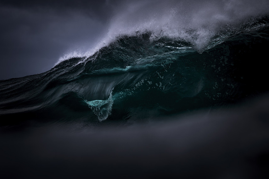 O fotógrafo Ray Collins trocou as minas de carvão pelo oceano, e está lançando seu primeiro livro com essas imagens incríveis das ondas australianas.