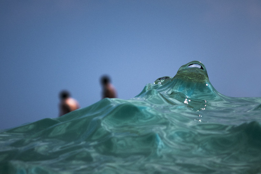 O fotógrafo Ray Collins trocou as minas de carvão pelo oceano, e está lançando seu primeiro livro com essas imagens incríveis das ondas australianas.
