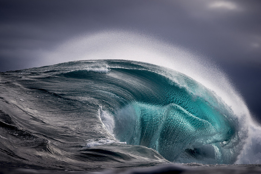 O fotógrafo Ray Collins trocou as minas de carvão pelo oceano, e está lançando seu primeiro livro com essas imagens incríveis das ondas australianas.