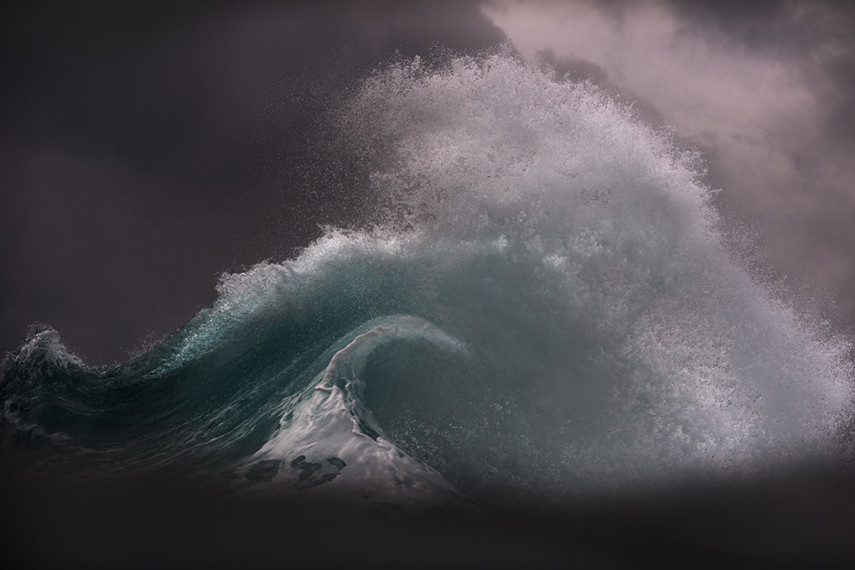 O fotógrafo Ray Collins trocou as minas de carvão pelo oceano, e está lançando seu primeiro livro com essas imagens incríveis das ondas australianas.