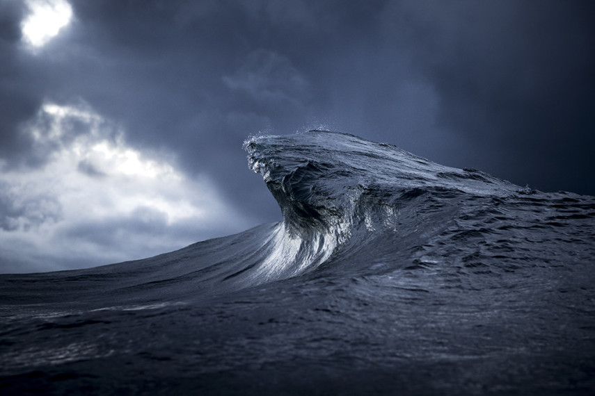 O fotógrafo Ray Collins trocou as minas de carvão pelo oceano, e está lançando seu primeiro livro com essas imagens incríveis das ondas australianas.
