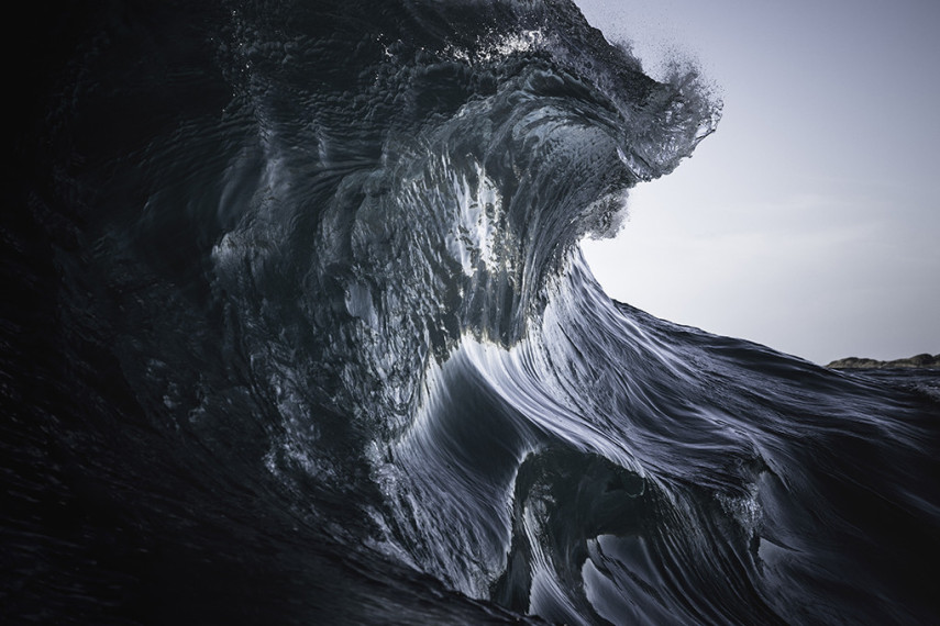 O fotógrafo Ray Collins trocou as minas de carvão pelo oceano, e está lançando seu primeiro livro com essas imagens incríveis das ondas australianas.