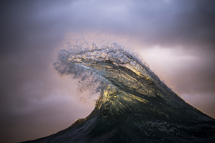 O fotógrafo Ray Collins trocou as minas de carvão pelo oceano, e está lançando seu primeiro livro com essas imagens incríveis das ondas australianas.