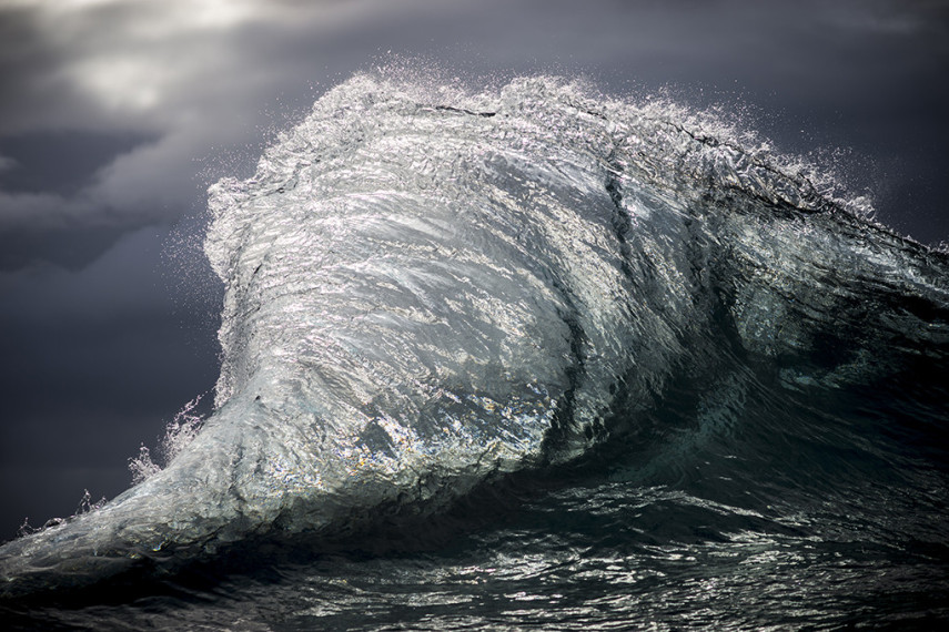 O fotógrafo Ray Collins trocou as minas de carvão pelo oceano, e está lançando seu primeiro livro com essas imagens incríveis das ondas australianas.