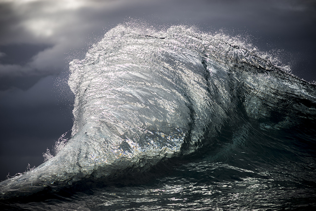 O fotógrafo Ray Collins trocou as minas de carvão pelo oceano, e está lançando seu primeiro livro com essas imagens incríveis das ondas australianas.