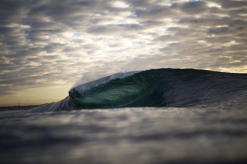 O fotógrafo Ray Collins trocou as minas de carvão pelo oceano, e está lançando seu primeiro livro com essas imagens incríveis das ondas australianas.