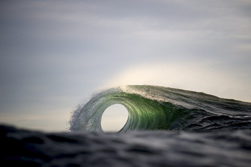 O fotógrafo Ray Collins trocou as minas de carvão pelo oceano, e está lançando seu primeiro livro com essas imagens incríveis das ondas australianas.