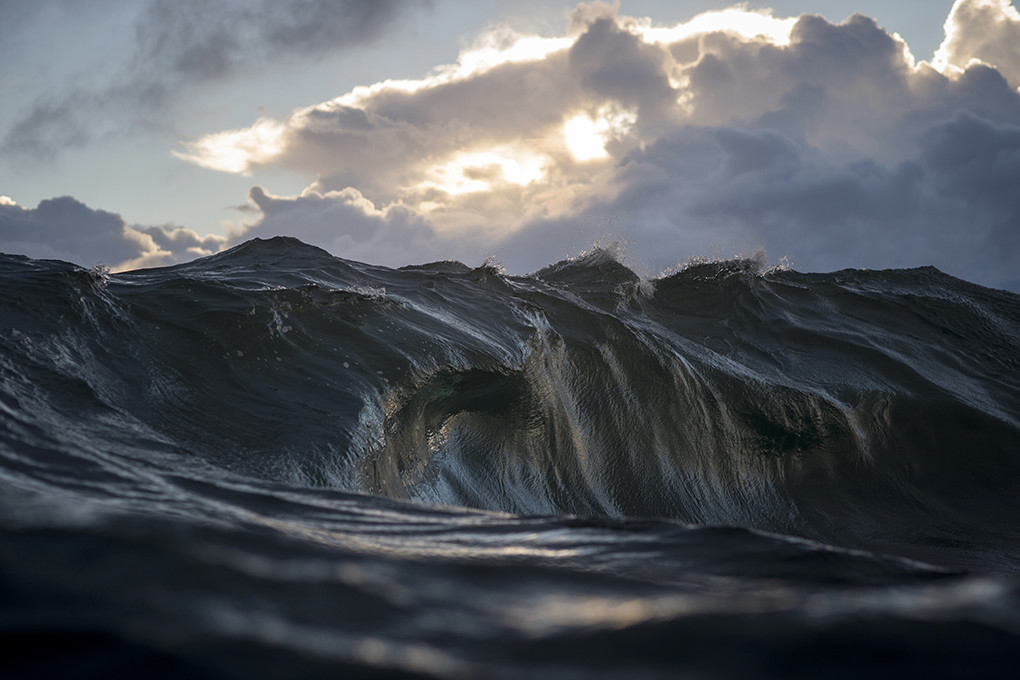 O fotógrafo Ray Collins trocou as minas de carvão pelo oceano, e está lançando seu primeiro livro com essas imagens incríveis das ondas australianas.