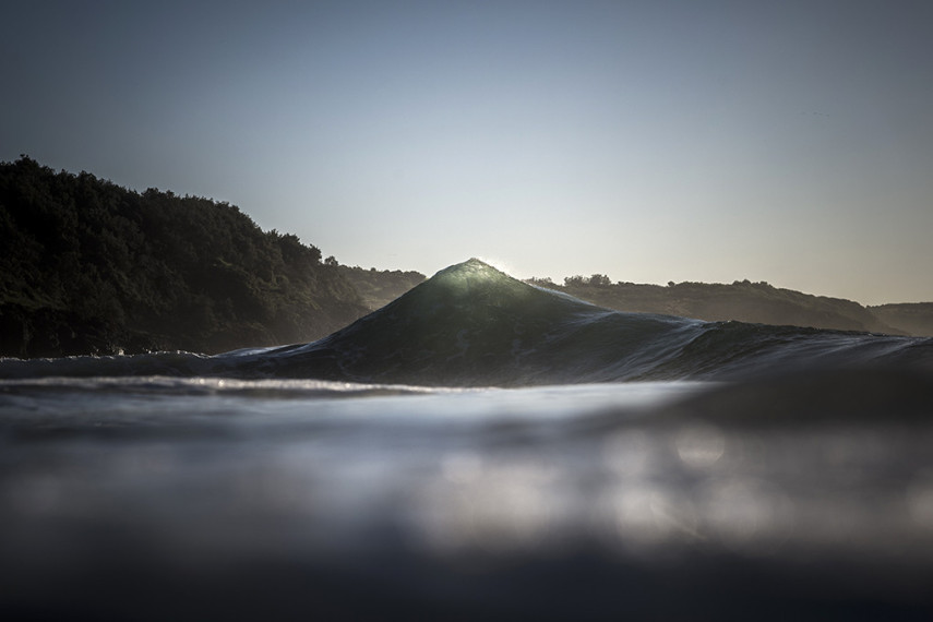 O fotógrafo Ray Collins trocou as minas de carvão pelo oceano, e está lançando seu primeiro livro com essas imagens incríveis das ondas australianas.