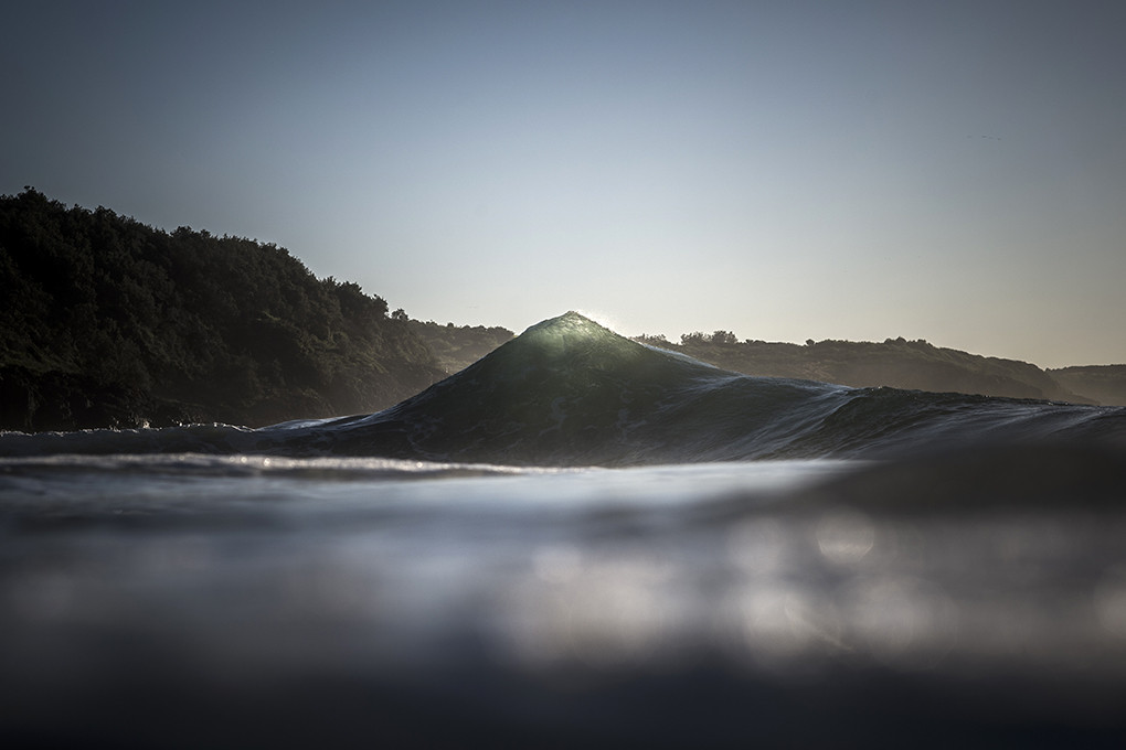 O fotógrafo Ray Collins trocou as minas de carvão pelo oceano, e está lançando seu primeiro livro com essas imagens incríveis das ondas australianas.