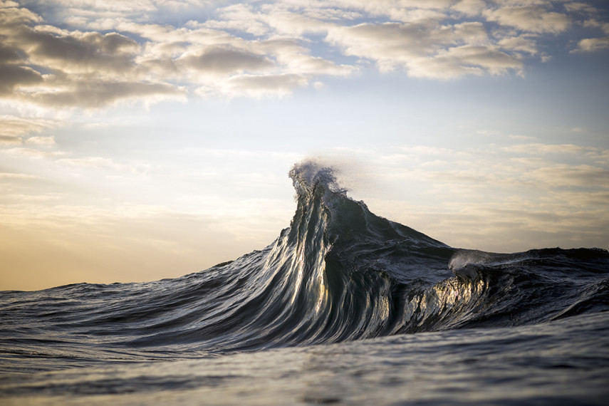O fotógrafo Ray Collins trocou as minas de carvão pelo oceano, e está lançando seu primeiro livro com essas imagens incríveis das ondas australianas.