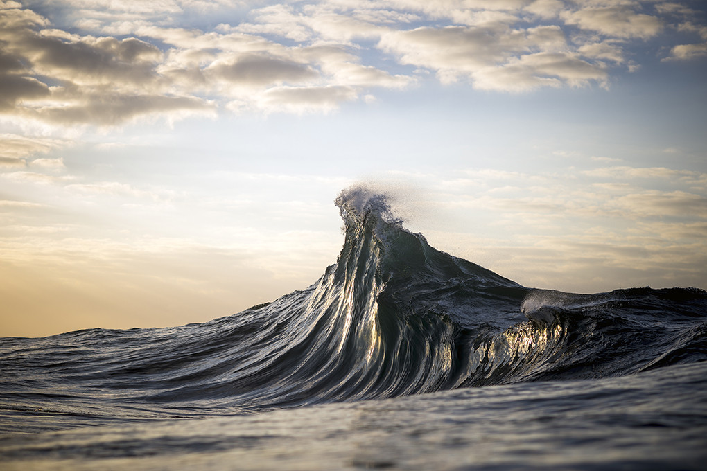 O fotógrafo Ray Collins trocou as minas de carvão pelo oceano, e está lançando seu primeiro livro com essas imagens incríveis das ondas australianas.