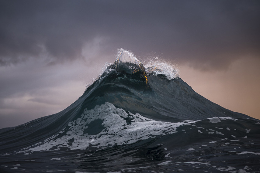 O fotógrafo Ray Collins trocou as minas de carvão pelo oceano, e está lançando seu primeiro livro com essas imagens incríveis das ondas australianas.