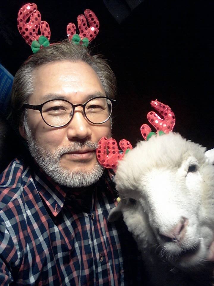 O dono do estabelecimento, Lee Kwang-ho, e uma de suas ovelhinhas comemorando o Natal