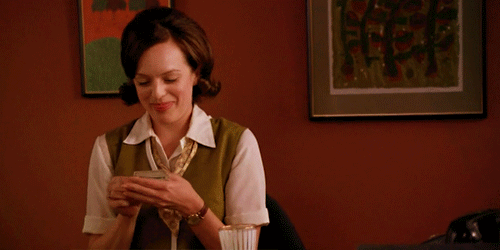 Ela entrou na Sterling Cooper como secretária do diretor criativo Don Draper, saiu de lá redatora-chefe e voltou como diretora criativa e chefe do seu ex-chefe.
A ascensão de Peggy começa no dia em que ela e outras secretárias são convocadas para testar batons de uma empresa cliente da agência.

