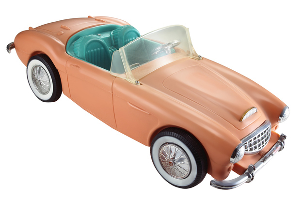 Engana-se quem pensa que o primeiro carro da Barbie foi aquela Ferrari vermelha que todas as meninas tinham. O primeiro de todos foi uma modelo Austin Healy, lançado em 1962.