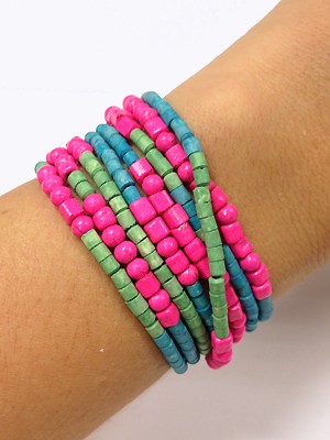 As pulseiras de miçanga não apenas estavam em toda parte, mas eram o nosso maior orgulho, afinal, erámos nós mesmas que as fazíamos. Você provavelmente já fez pra você, pra presentear sua melhor amiga ou até mesmo já pensou em ser uma empreendedora mirim e iniciar um negócio.