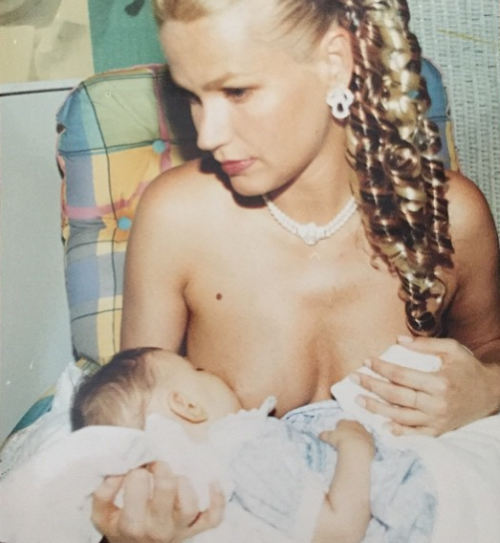 Condições semelhantes cercaram a gravidez de Xuxa, que em 1998 deu à luz sua única filha, Sasha, filha do relacionamento da apresentadora com Luciano Szafir, depois de muito tempo tentando ser mãe