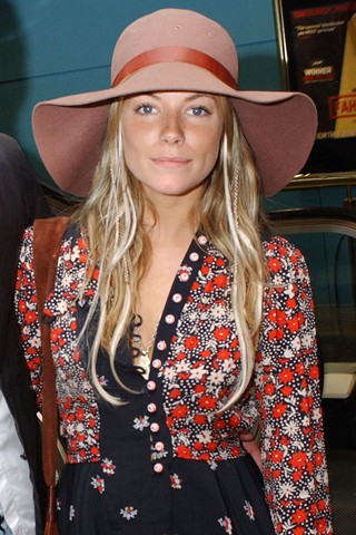 A atriz Sienna Miller é uma das embaixadoras do estilo Boho-chic, com chapéu de aba larga, estampas hippies e acessórios de couro.