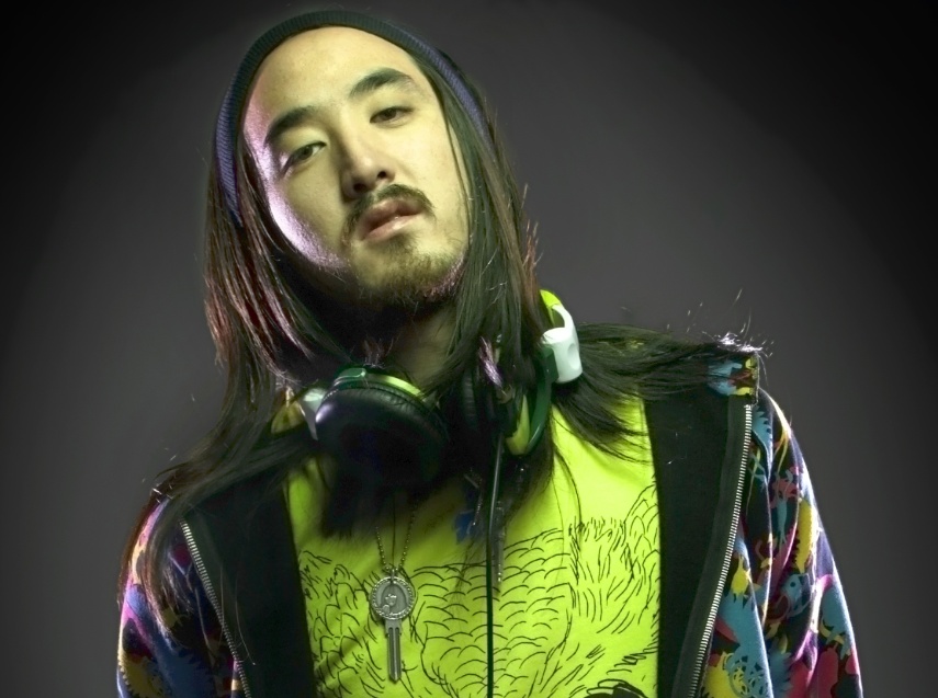 O DJ Steve Aoki usa roupas esportivas e confortáveis. E apavora!!