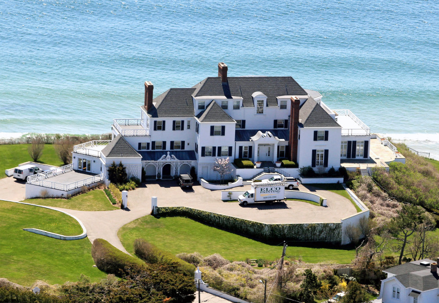 Taylor desembolsou US$ 4,9 milhões em 2012 para comprar esta mansão, em Cape Cod, na frente do mar para morar com o então namorado, Conor Kennedy. Um ano depois, após o namoro ter acabado, ela vendeu a mansão e lucrou US$ 870 mil.