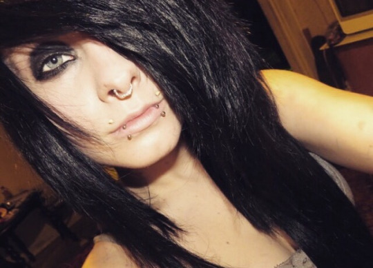 Lá pelo meio dos anos 00, com o estilo adotado pelos membros de bandas bandas como Green Day e My Chemical Romance, o estilo emo virou febre entre os adolescentes, que usavam franja no olho (se pudessem pintar o cabelo de preto, melhor) e muita make preta.