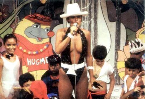 No mesmo ano, Xuxa estreava como apresentadora infantil na TV, comandando o 