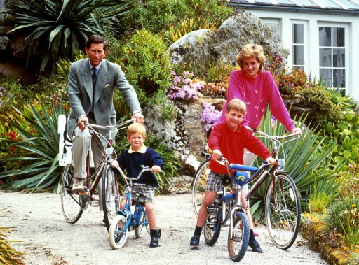 Príncipe Charles, Lady Di e a garotada (Harry e William) de férias nas ilhas Scilly, que fazem parte de um arquipélago localizado a sudoeste da península da Cornualha, Inglaterra