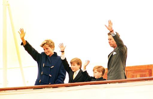 Príncipe Charles, Lady Di e a garotada (Harry e William) em uma visita a Toronto, Canada, em 1991. Harry tinha sete anos e William tinha nove (e cabelo!) 